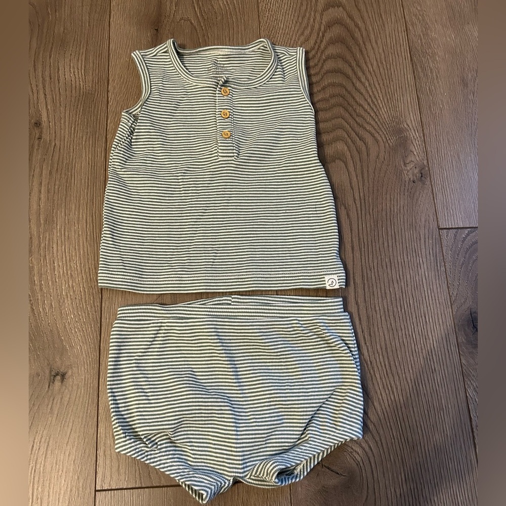Carters unisex baby romper set. Size 18 months. Green and white.